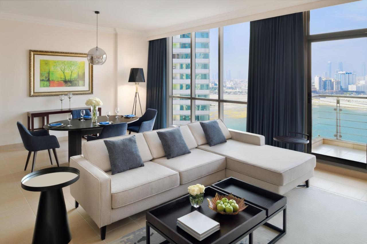 Marriott Executive Apartments Manama, Bahrain Zewnętrze zdjęcie A living room at Jumeirah Emirates Towers Hotel