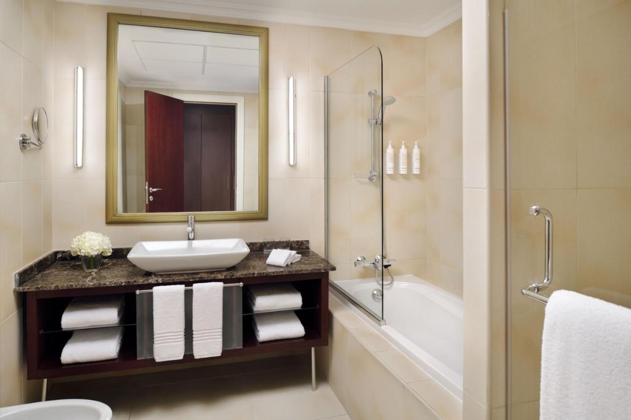 Marriott Executive Apartments Manama, Bahrain Zewnętrze zdjęcie A bathroom in a hotel