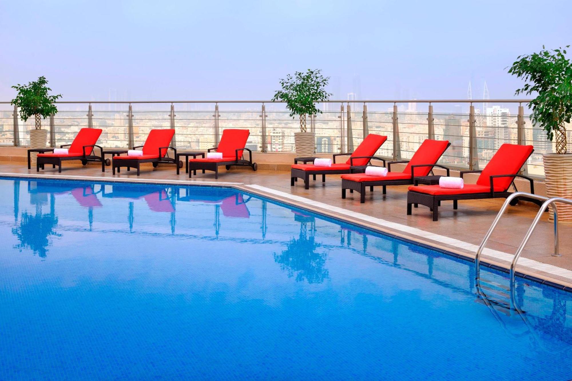 Marriott Executive Apartments Manama, Bahrain Zewnętrze zdjęcie Pool at the Westin