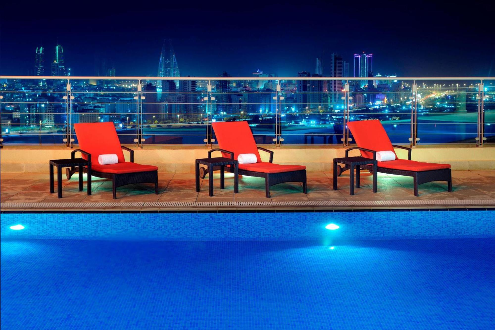 Marriott Executive Apartments Manama, Bahrain Zewnętrze zdjęcie Rooftop pool at the hotel