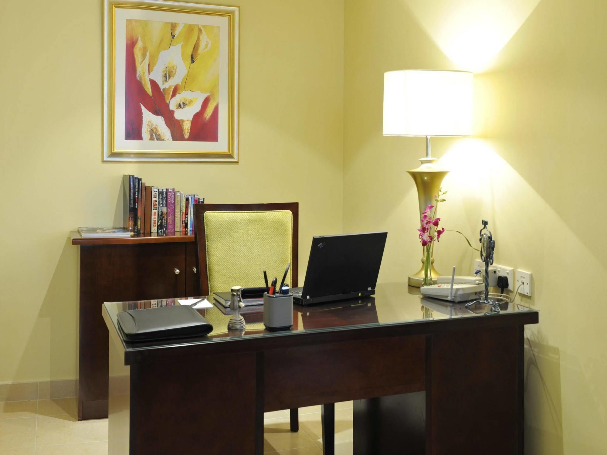 Marriott Executive Apartments Manama, Bahrain Zewnętrze zdjęcie A typical office at the hotel